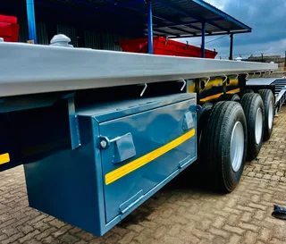 NEW PR Trailer tri axle flat deck