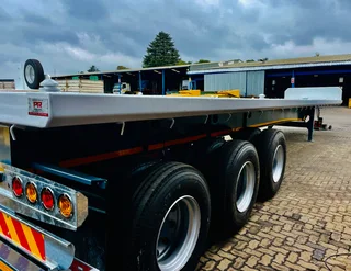 NEW PR Trailer tri axle flat deck