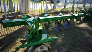 JOHN DEERE PLOUGH ATTACHMENT