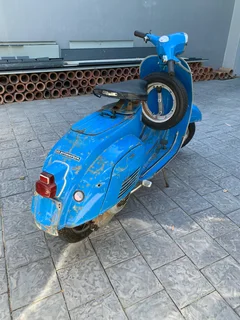 VINTAGE VESPA SCOOTER