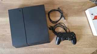 Playstation 4, incl games and two controllers