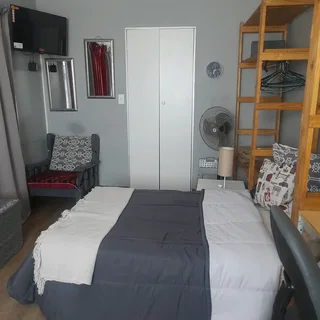 Flatlet fully furnished   Non smokers only near SAMRC...balcony flat upstairs