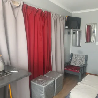 Flatlet fully furnished   Non smokers only near SAMRC...balcony flat upstairs