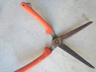 HAND HEDGE CUTTER