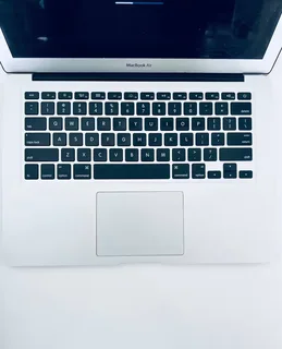 Apple MacBook Air 13-inch 1.4GHz i5 |4GB DDR3 RAM |128GB SSD