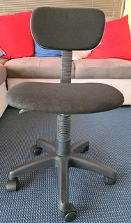 Height Adjustable 360° rotation Office Typist Chairs on wheels in excellent working condition.