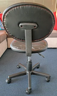 Height Adjustable 360° rotation Office Typist Chairs on wheels in excellent working condition.