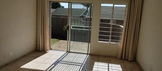 2 BEDROOM TOWNHOUSE IN BALLY GREEN, SUNDOWNER