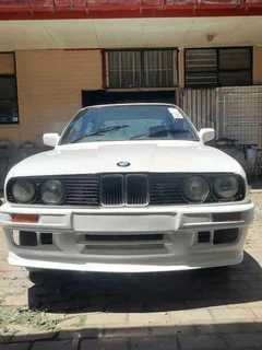 1989 BMW 318i Sedan