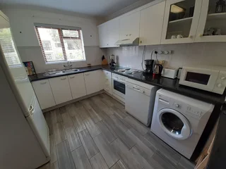 Furnished 2 bedroom 2 bathroom upstairs apartment in central Plettenberg Bay