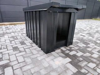 Insulated dog kennel