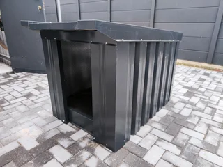 Insulated dog kennel