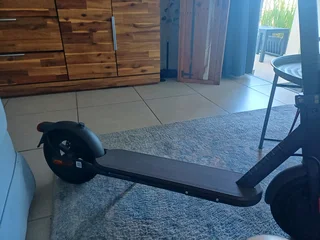 Xiaomi 4 Electric Folding Scooter- Brand new- only ridden 25kms(Takealot is R13,499)