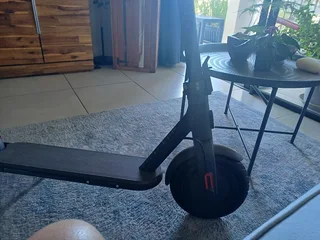 Xiaomi 4 Electric Folding Scooter- Brand new- only ridden 25kms(Takealot is R13,499)