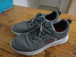 Skechers Go Walk- Men&#39;s Size 10 in very very good condition