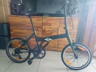 As New- Giant Expressway 2 Folding Bicycle with original Carry Bag and owners manual