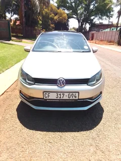 2015 VW polo 1.2Tsi comfortline with 121000km silver color,panranomic sunroof,5speed manual