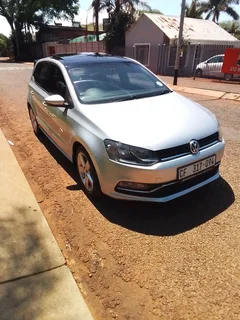 2015 VW polo 1.2Tsi comfortline with 121000km silver color,panranomic sunroof,5speed manual
