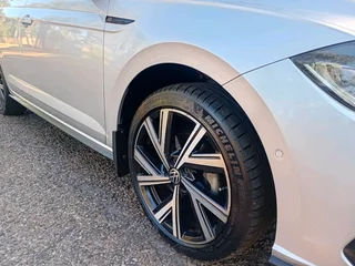 2022 polo 1.0Tsi,Dsg,Rline with 129000km full service history with agent,metallic silver color,