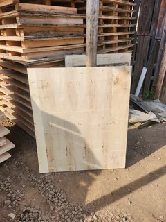 PALLETS WITH PLYWOOD TOP