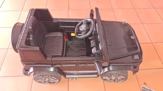 Kids Sit on Car - AMG G63 - Quest SUV