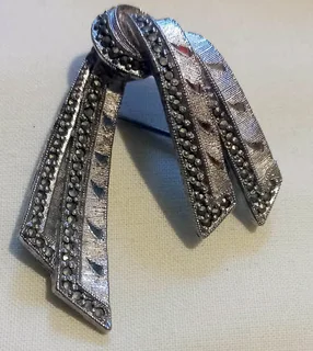 Vintage ‘Ribbon Design’ Brooch with Marcasite stones/silver tone metal by Sphinx