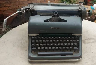 Classic Olympia Sg1 De Luxe Typewriter 1961 (no 7-6935464) Made In Germany