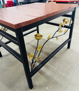COFFEE TABLE INTRICATE STEM   DESIGN AND GOLD ROSE AND GOLD LEAF INSERTS MODERN CLASSIC CONTEMPORARY