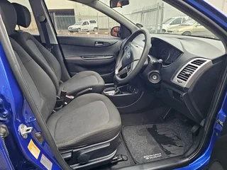 Automatic.2011 Hyundai i20 1.4i full service history Spare keys