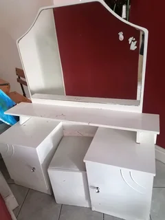 Adjustable dressing table with mirror