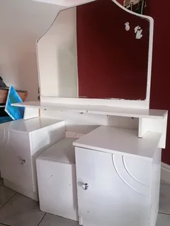 Adjustable dressing table with mirror