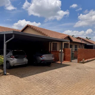 2 bed, 2 bath, 2 garage Ilanga Place townhouse to rent.
