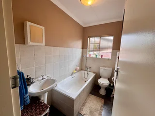 2 bed, 2 bath, 2 garage Ilanga Place townhouse to rent.