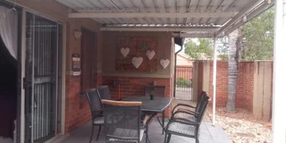 2 bed, 2 bath, 2 garage Ilanga Place townhouse to rent.