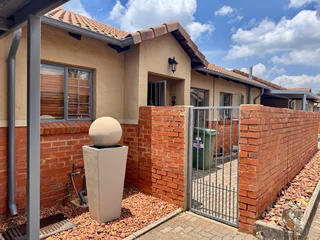 2 bed, 2 bath, 2 garage Ilanga Place townhouse to rent.