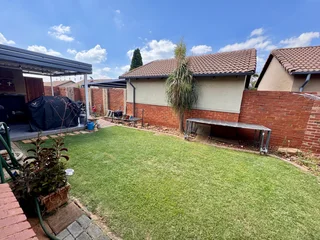 2 bed, 2 bath, 2 garage Ilanga Place townhouse to rent.