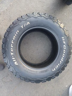 265/65/17 Bfgoodrich KO2 with 90% thread life