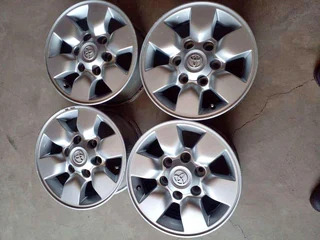 Toyota Hilux mags 15 inch with caps