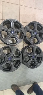 17inch Ford St mags available