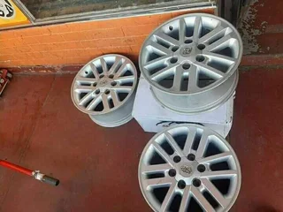 Toyota legend 45 17inch mags (Gray)