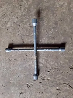 Isuzu,D4d and Gd6 Toyota Hilux Jacks and wheel spanners for Sale