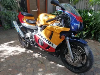 Honda CBR400RR (NC29)