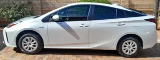 2022 Toyota Prius Hybrid Pearl White