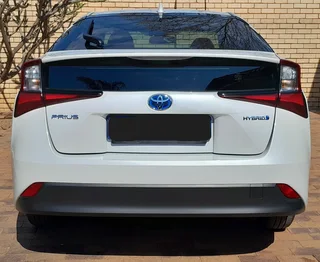 2022 Toyota Prius Hybrid Pearl White