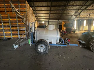 2018 x 1500 Liter spuit met  12 meter stainless steel balk