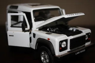 Land Rover Defender 90. (ref 1028)