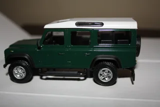 LAND ROVER DEFENDER 110 WITH HORSE BOX.  (REF 1033)