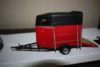 LAND ROVER DEFENDER 110 WITH HORSE BOX.  (REF 1033)