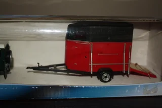 LAND ROVER DEFENDER 110 WITH HORSE BOX.  (REF 1033)