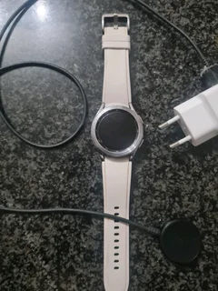 White Samsung Watch 4 Classic BT R2000 neg.